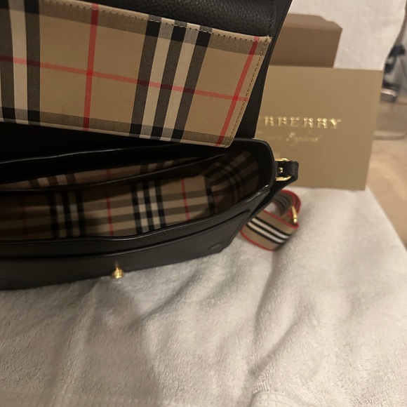 Beautiful Burberry signature stripe crossbody - Picture 4 of 11